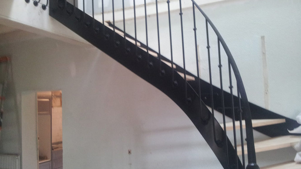 Escalier limon noir à Toulouse