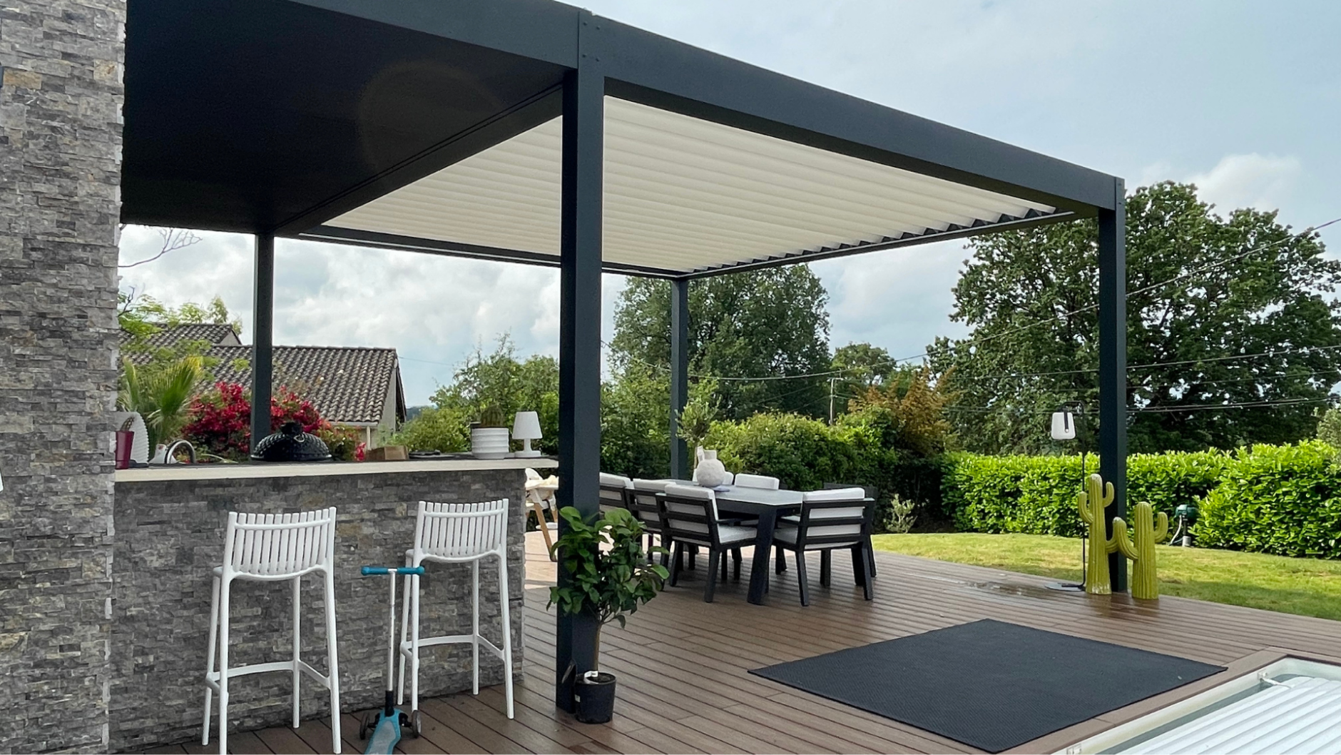 Pergola bioclimatique fer et tendance