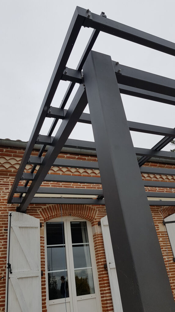 Les avantages et les inconvénients de l’achat de pergolas préfabriquées par rapport à la conception sur mesure
