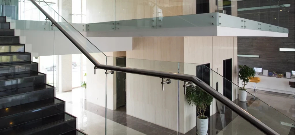 Garde-Corps de Mezzanine : Normes, Styles et Prix — le Guide Complet 2026